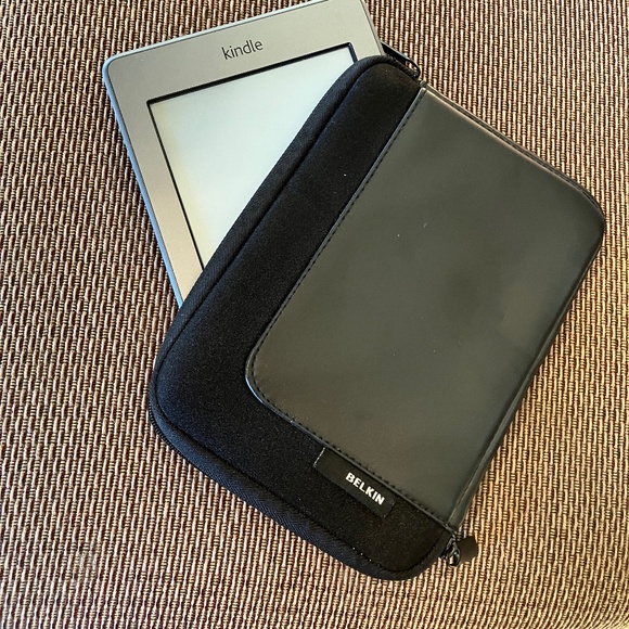 📓BELKIN KINDLE E-READER COVER, BLACK PADDED CASE, ZIP CLOSURE PORTFOLIO SLEEVE - Picture 1 of 5